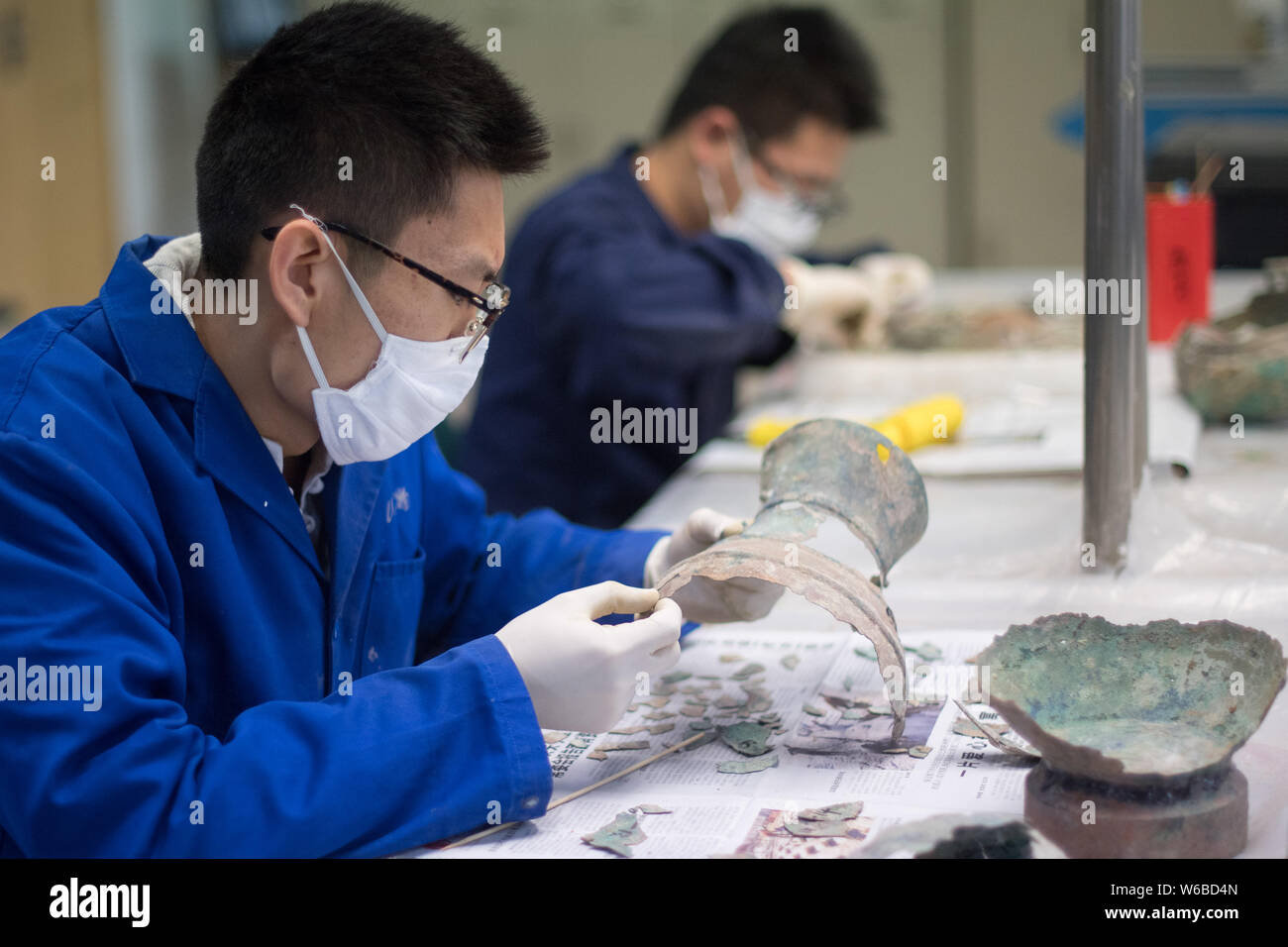 Chinesische Arbeiter kulturelle Relikte an der Kultur Reliquien Protection Center von Shanxi Museum in Changchun Stadt wiederherzustellen, North China Provinz Shanxi, 14 Ma Stockfoto