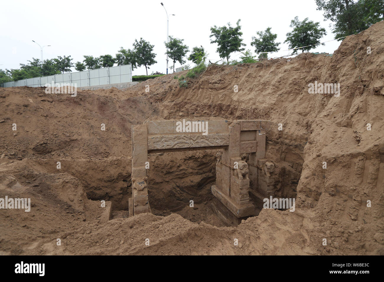 Einen Keuschheitsgürtel memorial Arch von der Qing-Dynastie (1636 ¨C 1912) ist ausgegraben auf einer Baustelle in Binzhou Stadt, der ostchinesischen Provinz Shandong, 21. Mai 20. Stockfoto