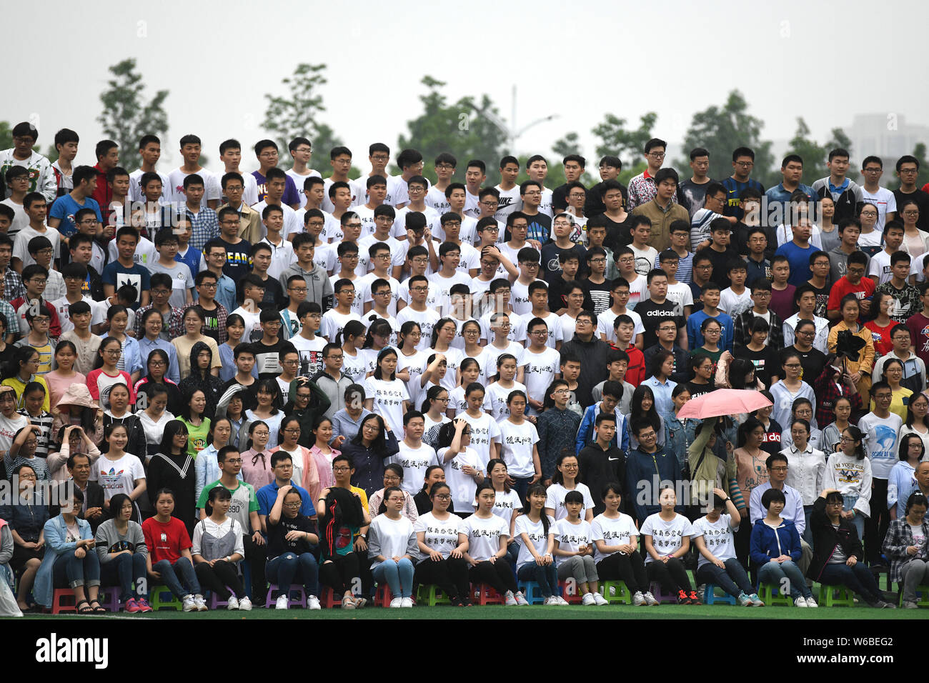 Mehr als 2.100 Studenten für ihre Graduierung Foto auf dem Spielplatz pose am Nr. 1 High School in Hefei, Provinz Anhui, China Stockfoto