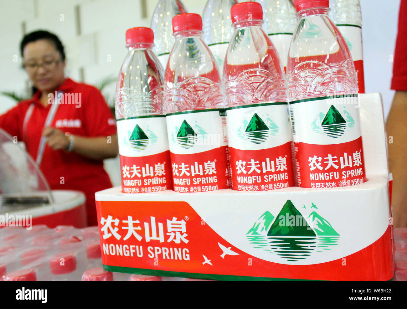 ------ Flaschen Nongfu Quellwasser sind für den Verkauf in einem Supermarkt in Nanjing, Provinz Jiangsu im Osten Chinas, den 2. September 2015. Lokale Marken Stockfoto