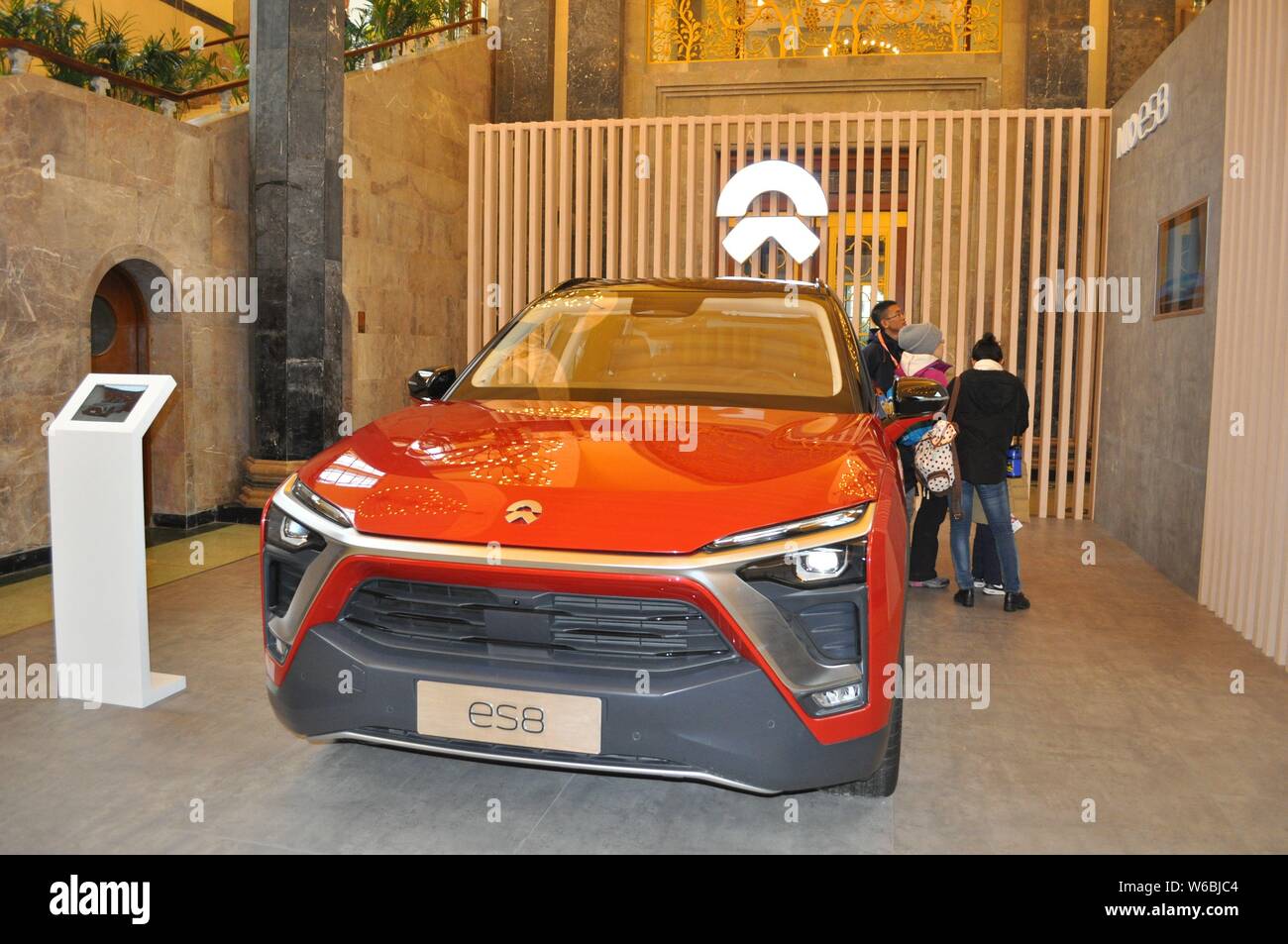 ---- Eine NextEV Nio ES8 Smart Auto ist auf dem Display während einer Messe in Shanghai, China, 27. Januar 2018. Einheiten der chinesischen Elektroauto startup NIO Stockfoto