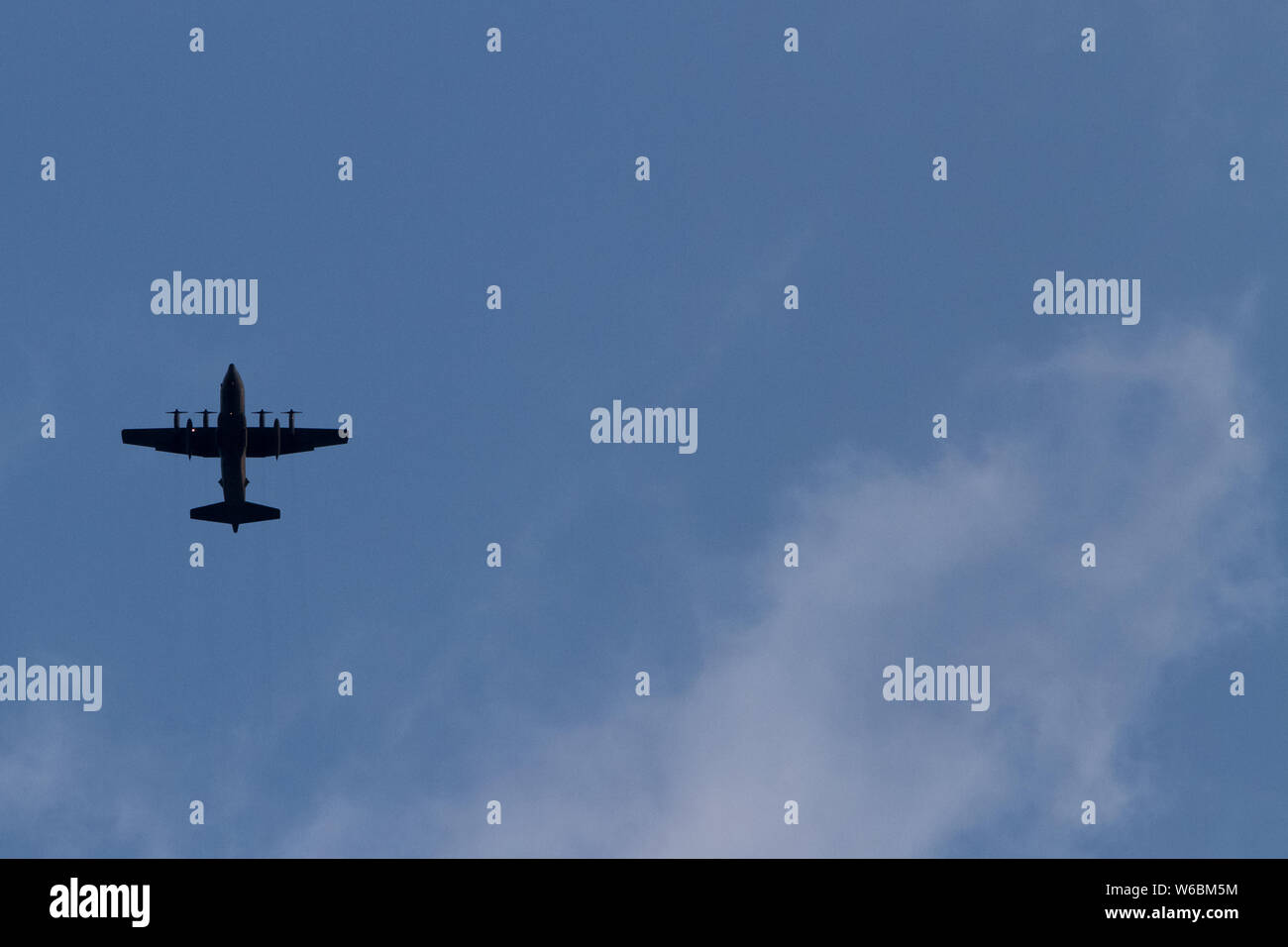 Ein USAF Lockheed C130 Hercules Transportflugzeug von unten gesehen. Kanagawa, Japan Stockfoto