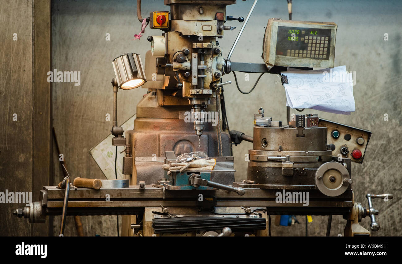 Alte, abgenutzte Fräsmaschine bei Industrial workshop Stockfoto