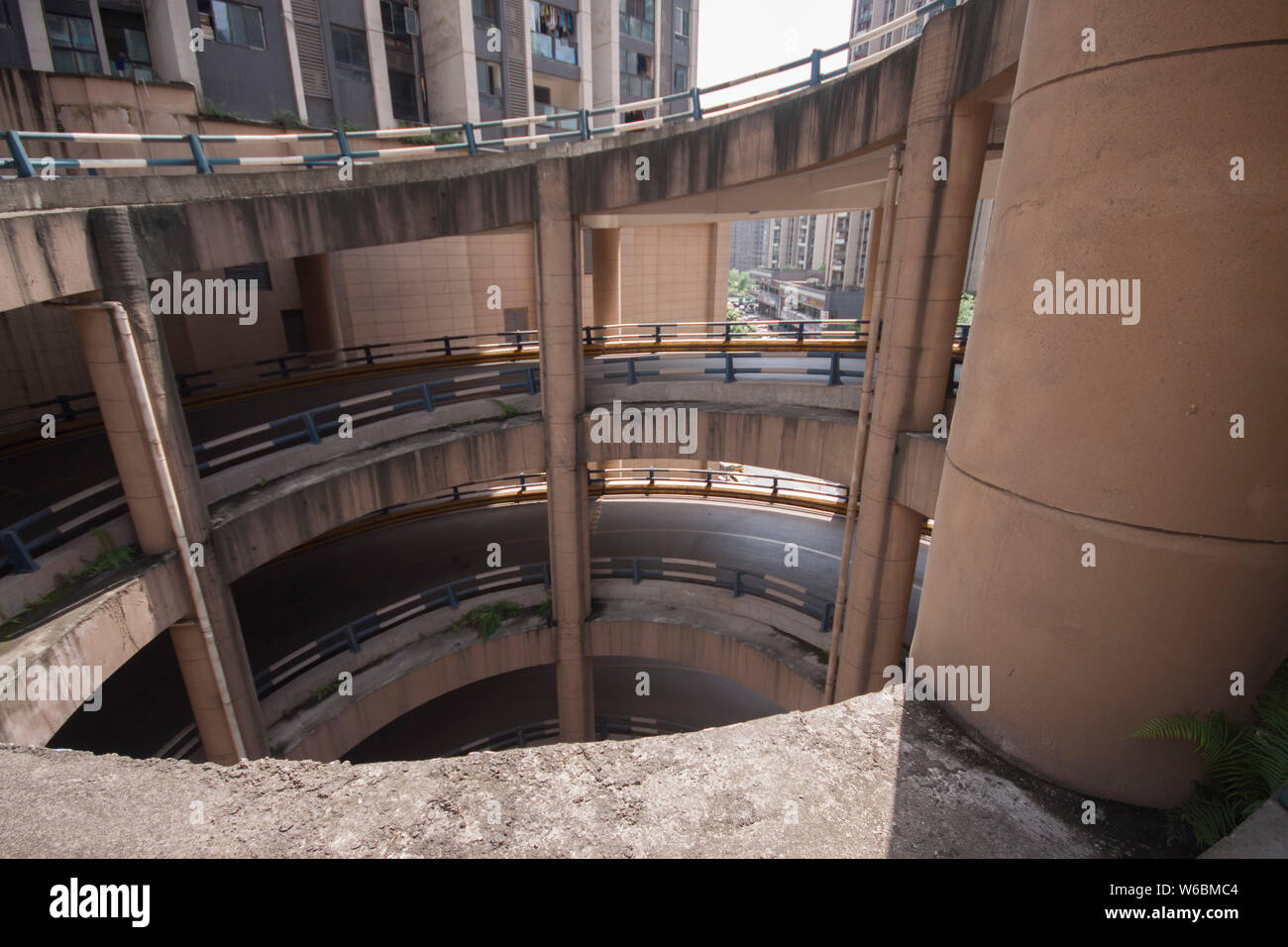 Ein Blick auf die 5-stöckige Wendeltreppe Parkplatz in einem Wohngebiet in Chongqing, China, 6. Mai 2018. Treiber haben mehrere 360-Grad-Drehungen t zu machen Stockfoto