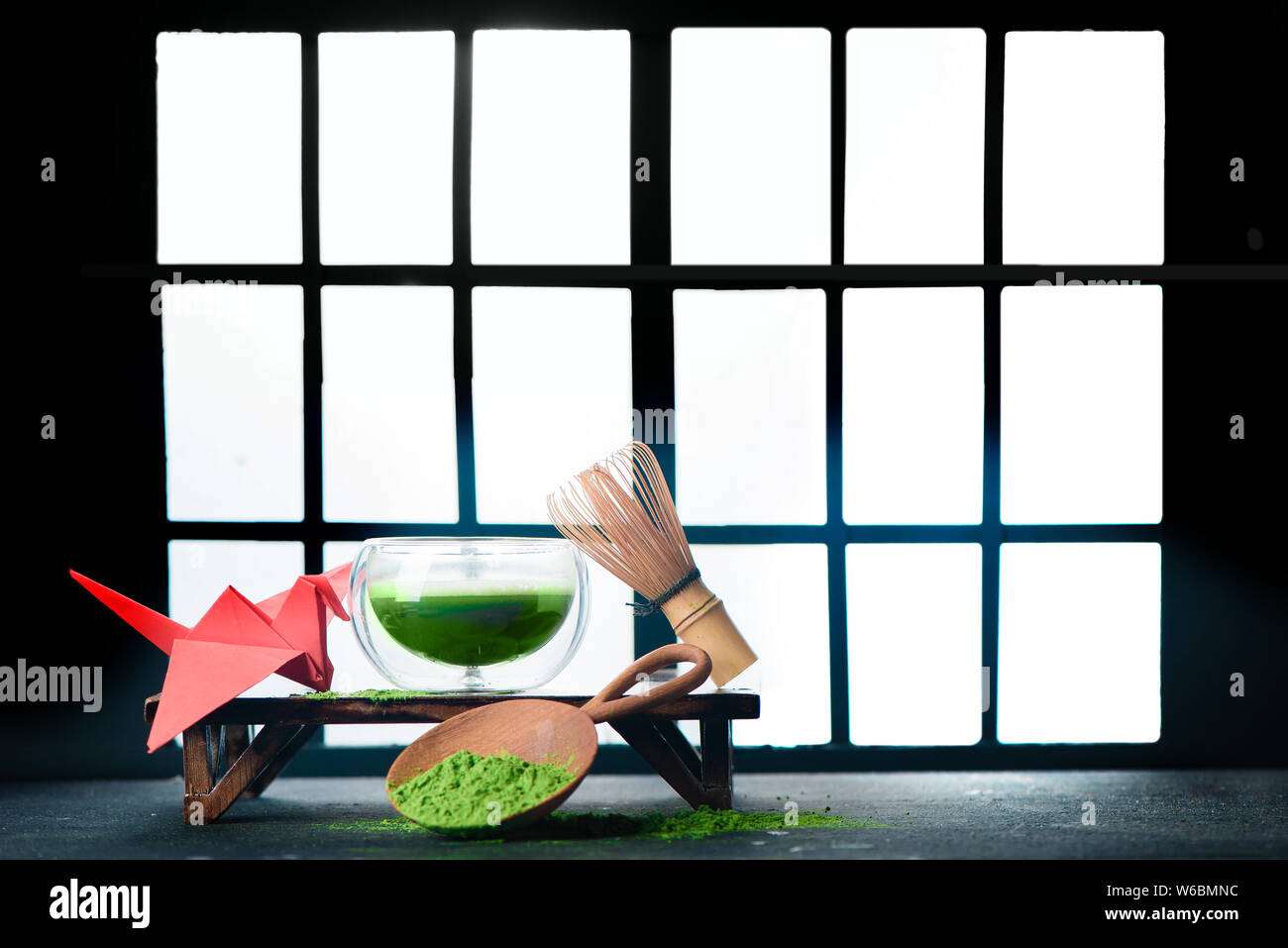 Matcha grüner Tee in eine doppelte Wand Glas Tee Schüssel mit einem bambusbesen und ein rotes T-Shirt von American Apparel. Shoji Schiebetüren Hintergrund, traditionelle Japanische Cere Stockfoto