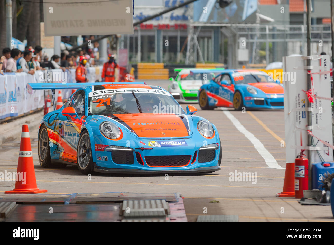 Bang Saen, Thailand - Juli 1, 2017: Der Porsche GT3 Cup von Francis Tjia aus den Niederlanden bei der Porsche Carrera Cup Asien bei Bang Saen Street Circus Stockfoto