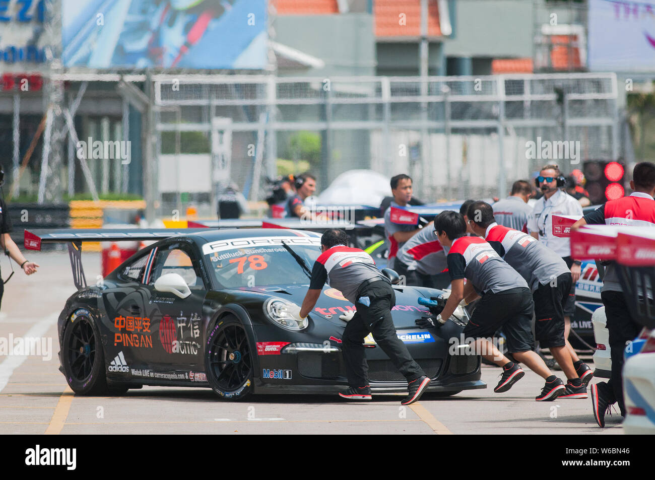 Bang Saen, Thailand - Juli 1, 2017: Der Porsche GT3 Cup von Suttiluck Buncharoen aus Thailand an der Boxengasse während Porsche Carrera Cup gedrückt wird Stockfoto