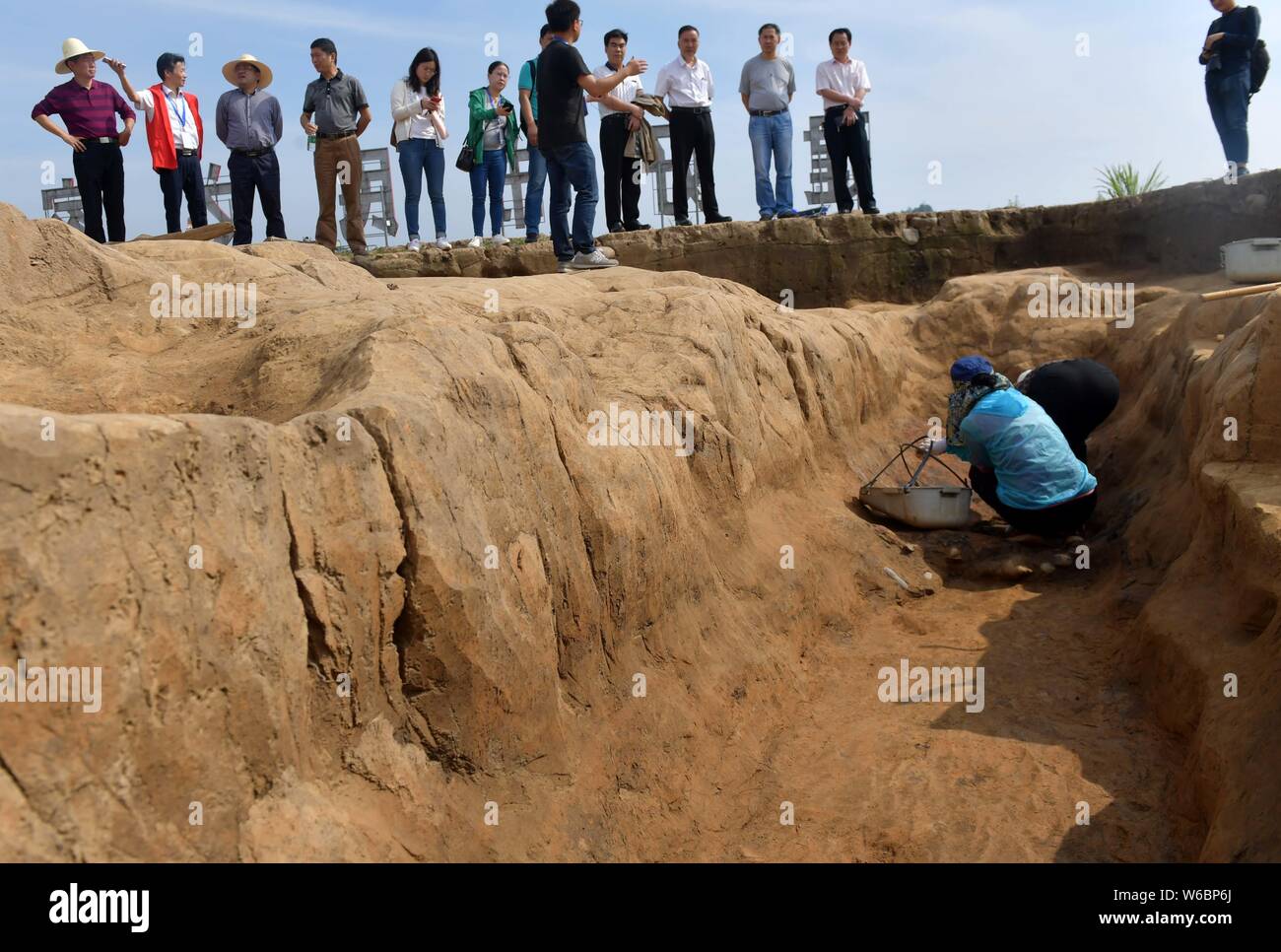 Die chinesischen Arbeiter die Ausgrabungsstätte der Shimen Pagode Ruinen untersuchen zu exhumieren Relikte, die vor allem aus der Shang Dynastie (ca. 1600 v. Chr.-1046 Stockfoto