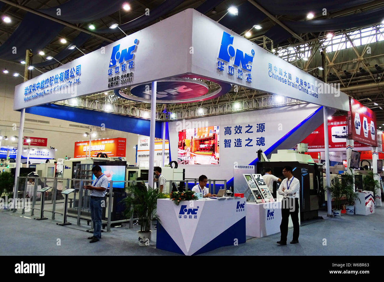 ---- Leute besuchen Sie den Stand von Wuhan Huazhong Numerical Control Co. während einer Ausstellung in Wuhan City, Central China Provinz Hubei, 22 Septembe Stockfoto