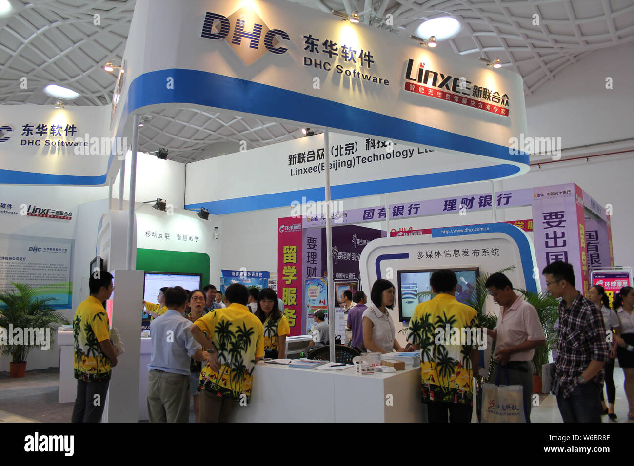 ---- Menschen besuchen den Stand der Software Anbieter DHC Software in Stadt Haikou, South China Hainan Provinz, 28. Juni 2014. Eine Einheit von Tencent Fei Stockfoto