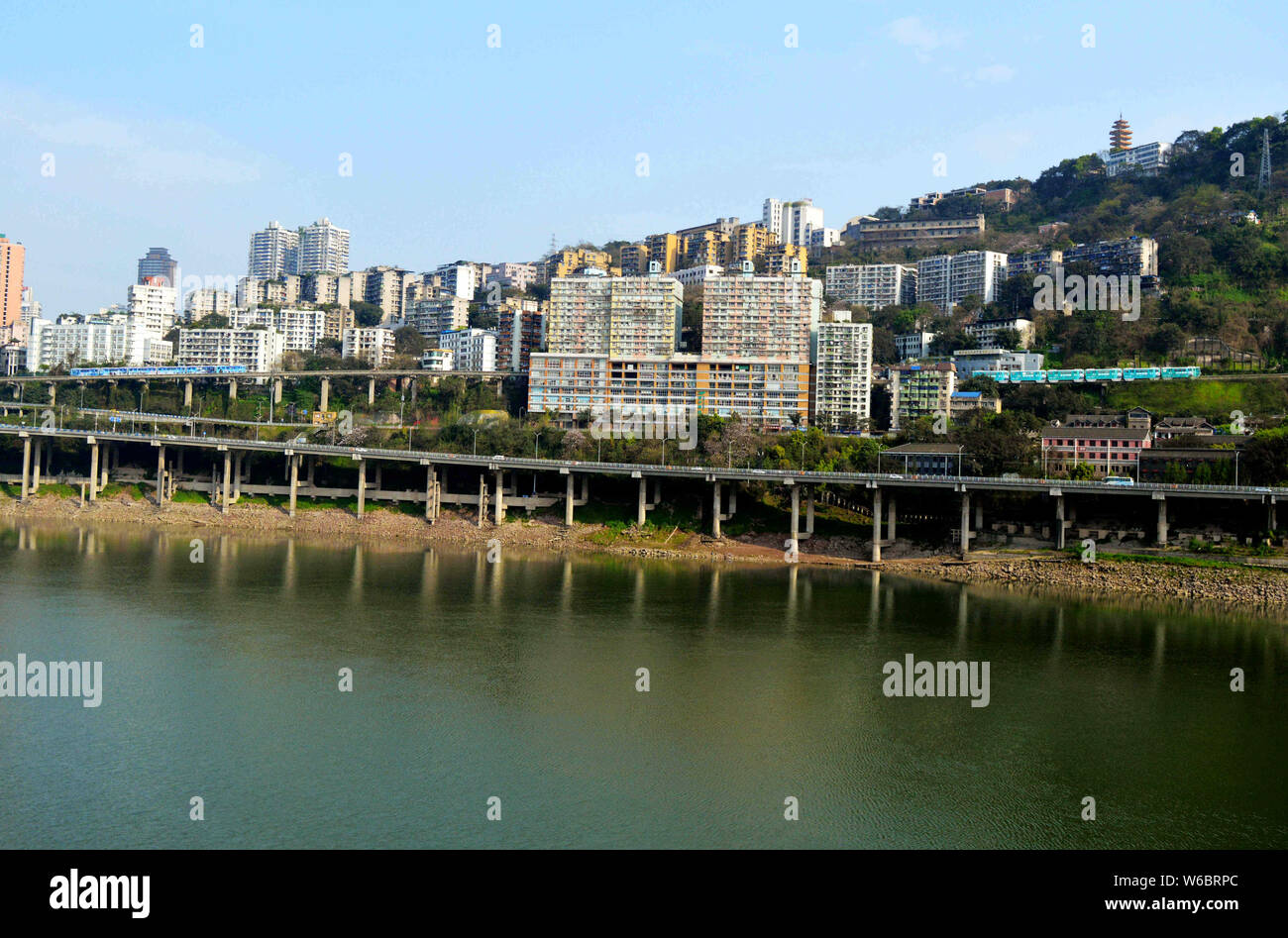 Die Nr. 2 der Stadtbahn Zug fährt durch ein Gebäude in Liziba Station, Chongqing Gemeinde. Chongqing, China's "Stadt der Berge', hat seine Licht Stockfoto