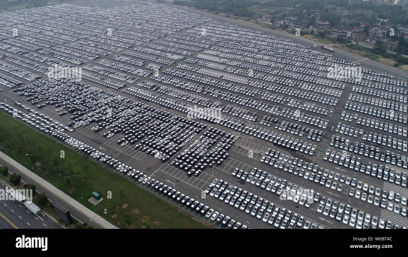 Luftaufnahme von massiven Fahrzeuge füllen einen Parkplatz in Zeilen in Changzhou, Provinz Jiangsu, China vom 19. Mai 2018. Stockfoto