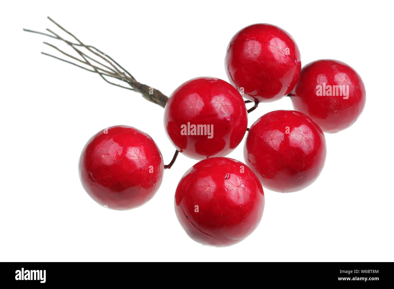 Rot Kunststoff Kirschen Beeren Weihnachten Installationen zu verzieren. Auf weissem studio Makro isoliert Stockfoto