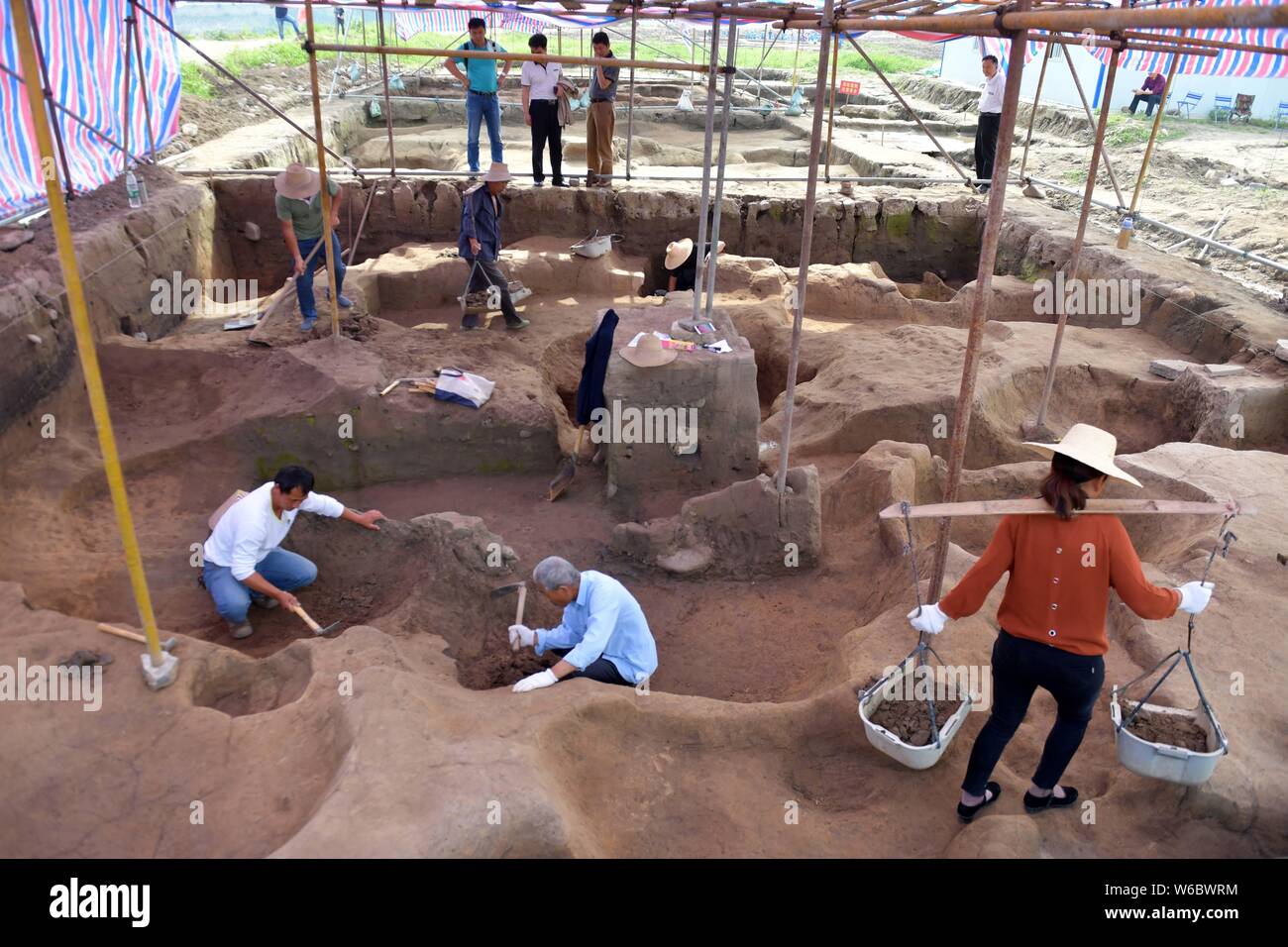 Die chinesischen Arbeiter die Ausgrabungsstätte der Shimen Pagode Ruinen untersuchen zu exhumieren Relikte, die vor allem aus der Shang Dynastie (ca. 1600 v. Chr.-1046 Stockfoto Die chinesischen Arbeiter die Ausgrabungsstätte der Shimen Pagode Ruinen untersuchen zu exhumieren Relikte, die vor allem aus der Shang Dynastie (ca. 1600 v. Chr.-1046 Stockfoto