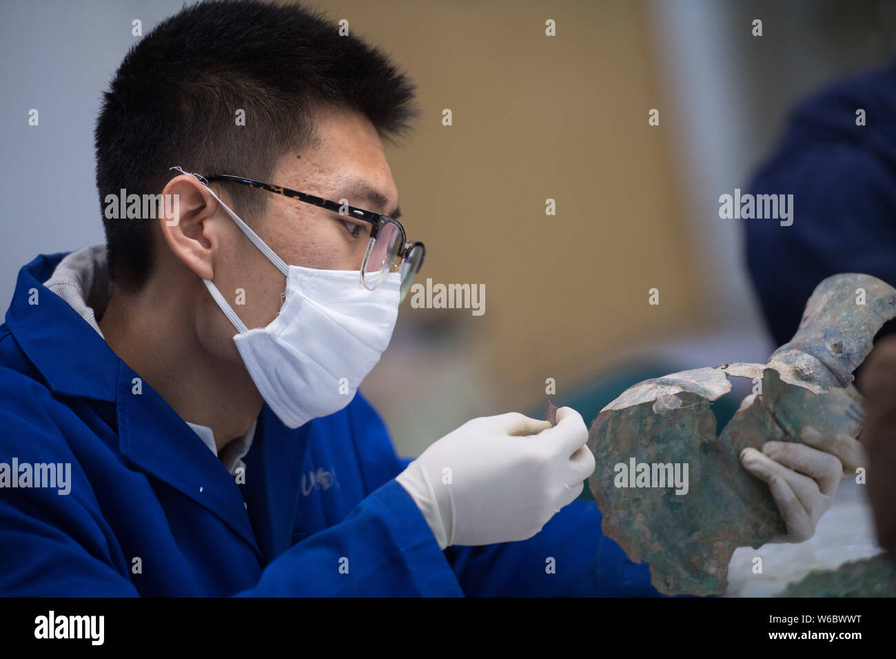 Ein chinesischer Arbeiter stellt kulturelle Relikte an der Kultur Reliquien Protection Center von Shanxi Museum in Kunshan City, im Norden der chinesischen Provinz Shanxi, 14. Stockfoto