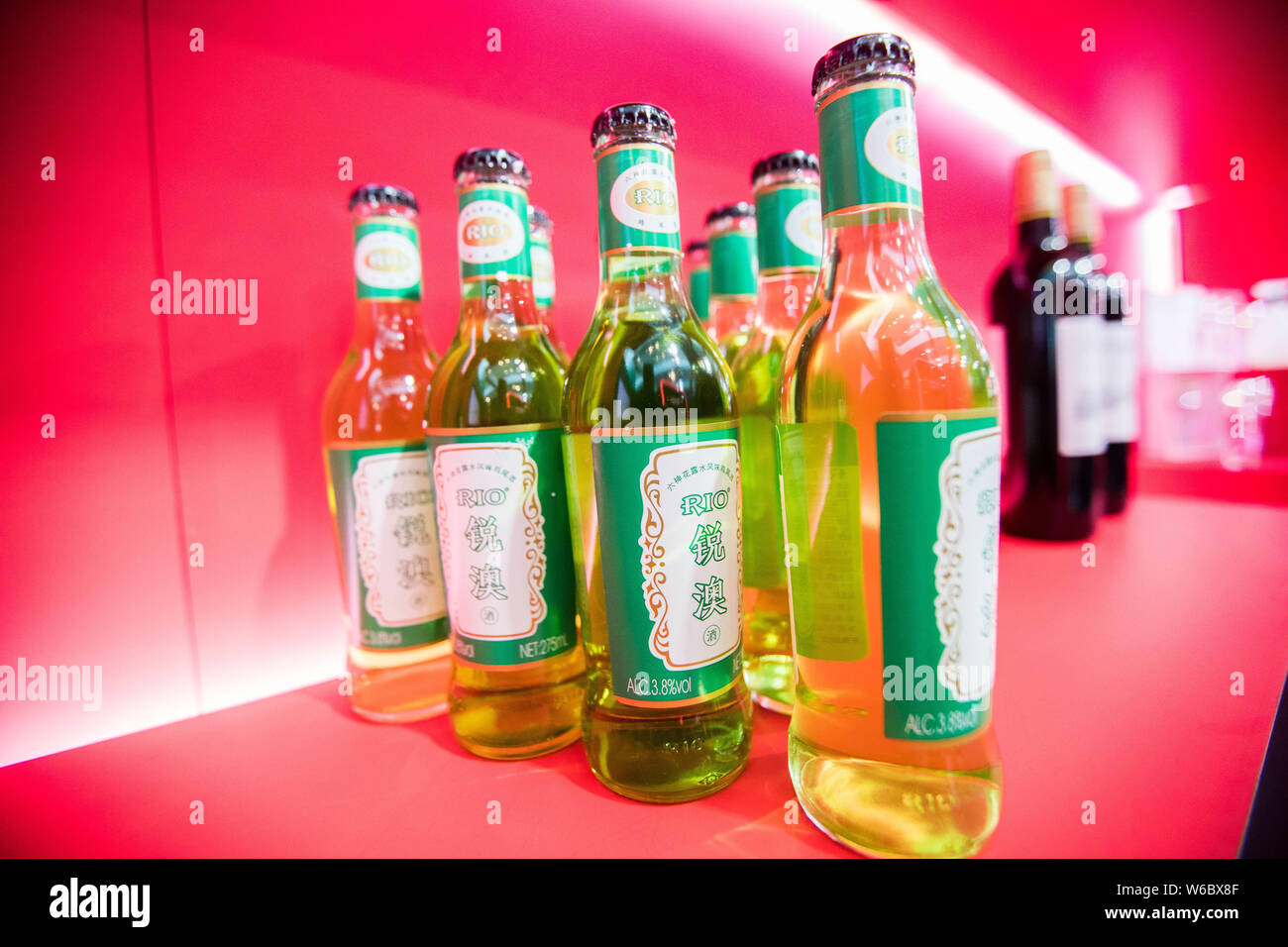 Flaschen Cocktail mit der Form der Chinesischen berühmte Marke Liushen Florida Wasser sind auf Darstellung während der Vinexpo 2018 Hong Kong in Hong Kong, Ch Stockfoto