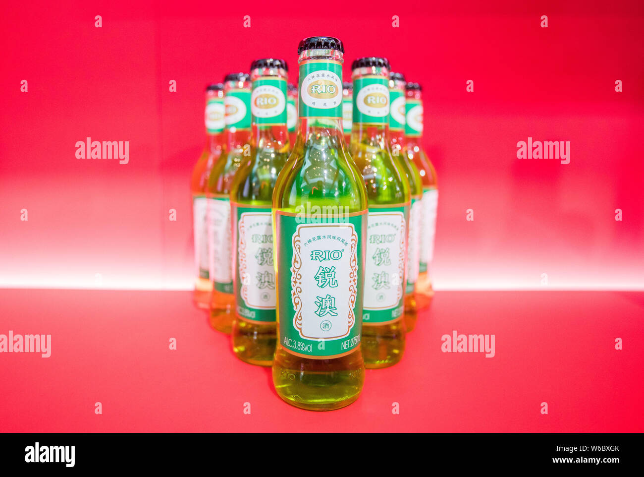 Flaschen Cocktail mit der Form der Chinesischen berühmte Marke Liushen Florida Wasser sind auf Darstellung während der Vinexpo 2018 Hong Kong in Hong Kong, Ch Stockfoto