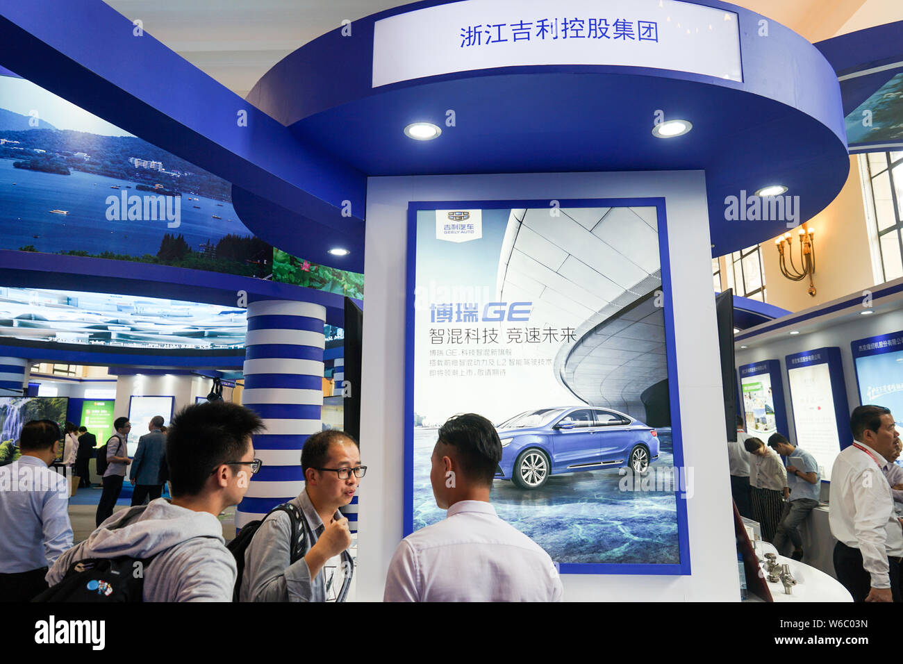 ---- Leute besuchen Sie den Stand von Geely Automobile während der ersten Exposition auf China indigenen Marke in Shanghai, China, 10. Mai 2018. Chinesisch Stockfoto