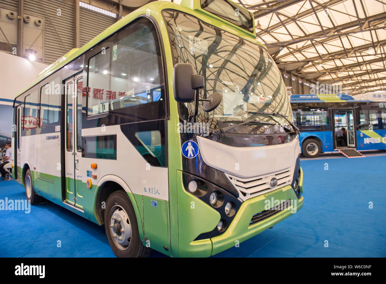 ---- Einen BYD electric Bus wird auf dem Display während ein Automobil Ausstellung in Shanghai, China, 10. Juni 2016. Chinas führender Hersteller von Elektrofahrzeugen Stockfoto