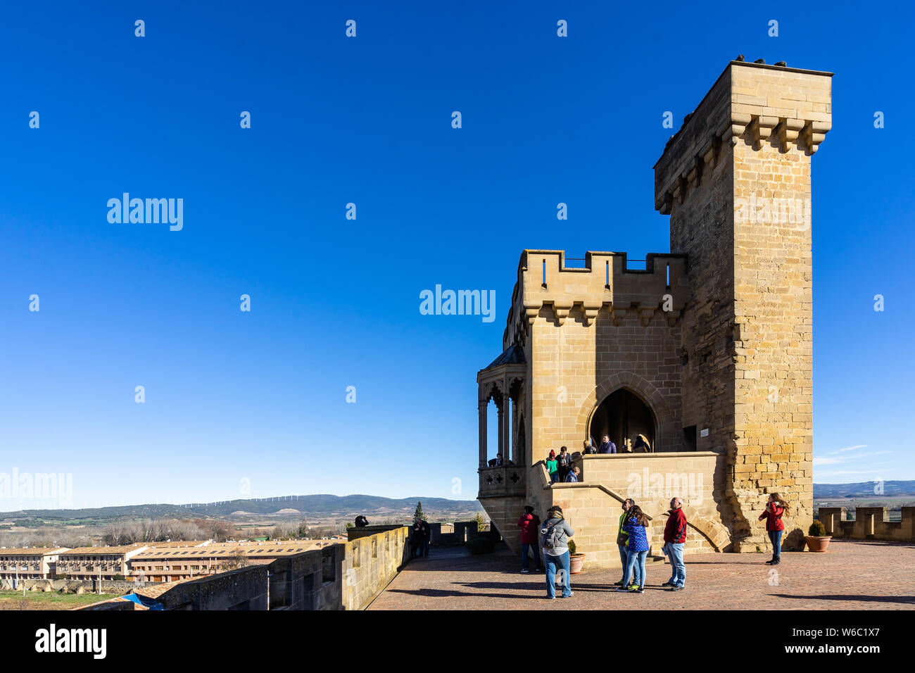 Touristen die den Königspalast von Olite, einer der spektakulärsten Spanische Schlösser, im 13. Jahrhundert erbaut. Olite, Navarra, Dezember 2018 Stockfoto