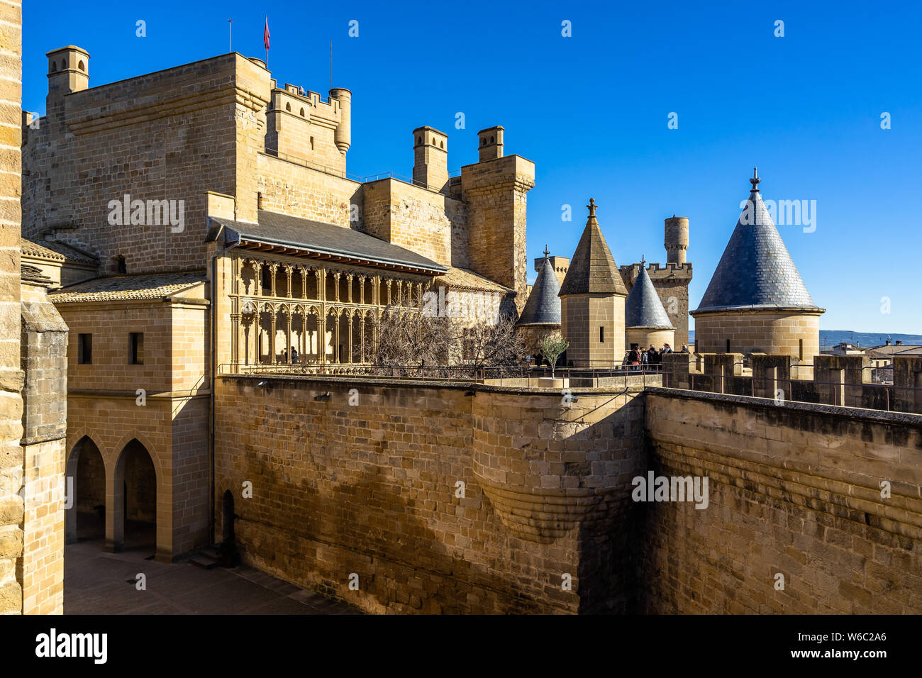 Turm und Mauern des Königlichen Palastes von Olite, eine mittelalterliche Burg im 13. Jahrhundert gebaut. Olite, Navarra, Spanien. Dezember 2018 Stockfoto