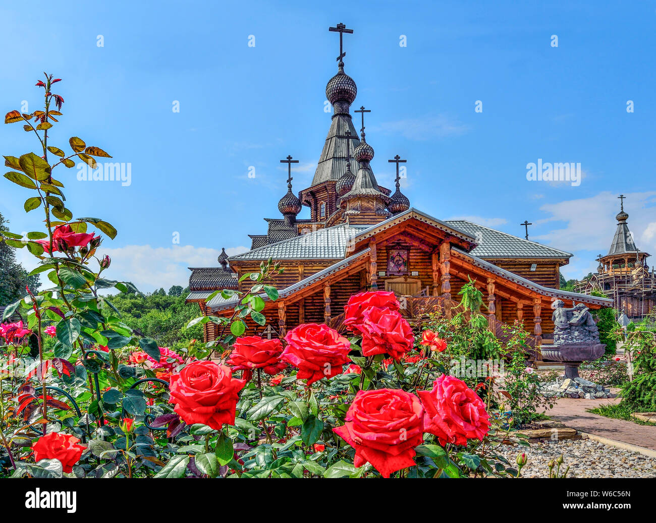 Novokuznetsk, Russland - Juli 29, 2019: Rosengarten im Vorgarten der christlichen Tempel des Heiligen Märtyrer Johannes der Krieger in Novokuznetsk, Russland. Glückseligkeit Stockfoto