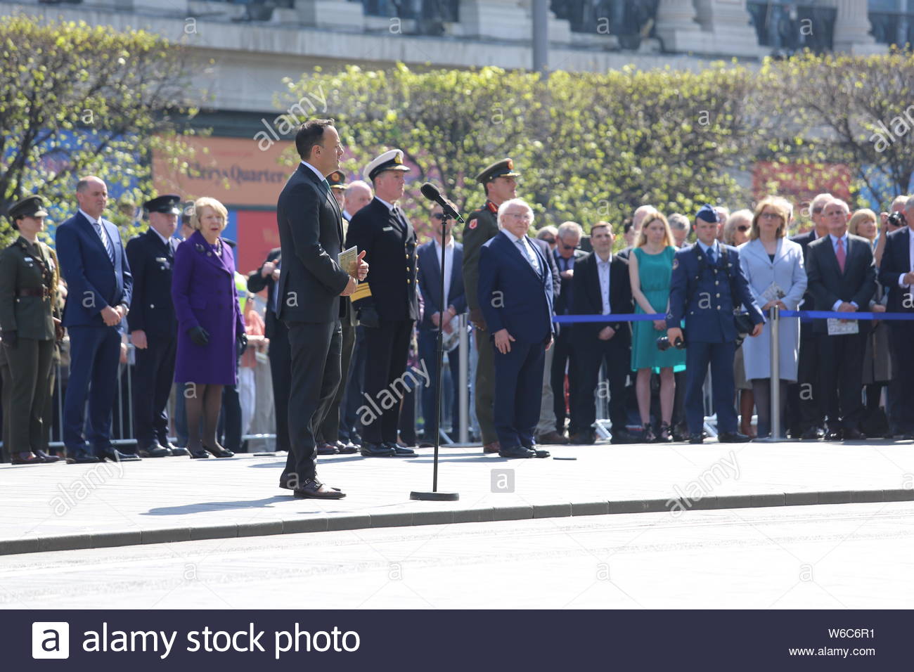 Eine militärische Parade hat in Dublin statt der 1916 Steigende zu gedenken. Präsident Michael D Higgins führen einen Kranz und Taoiseach Leo Varadkar sprach Stockfoto