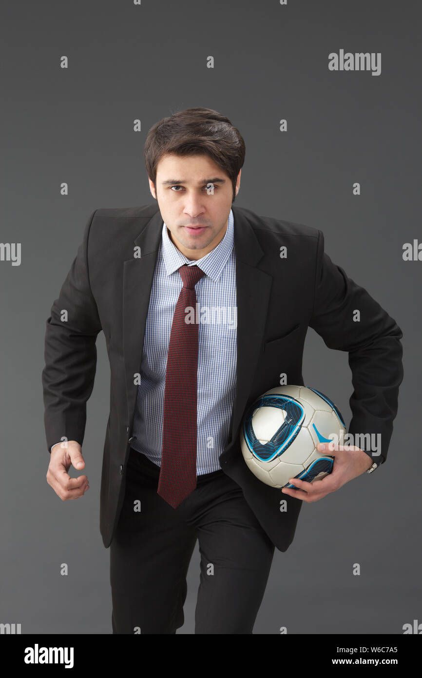Geschäftsmann mit einem Fußball Stockfoto