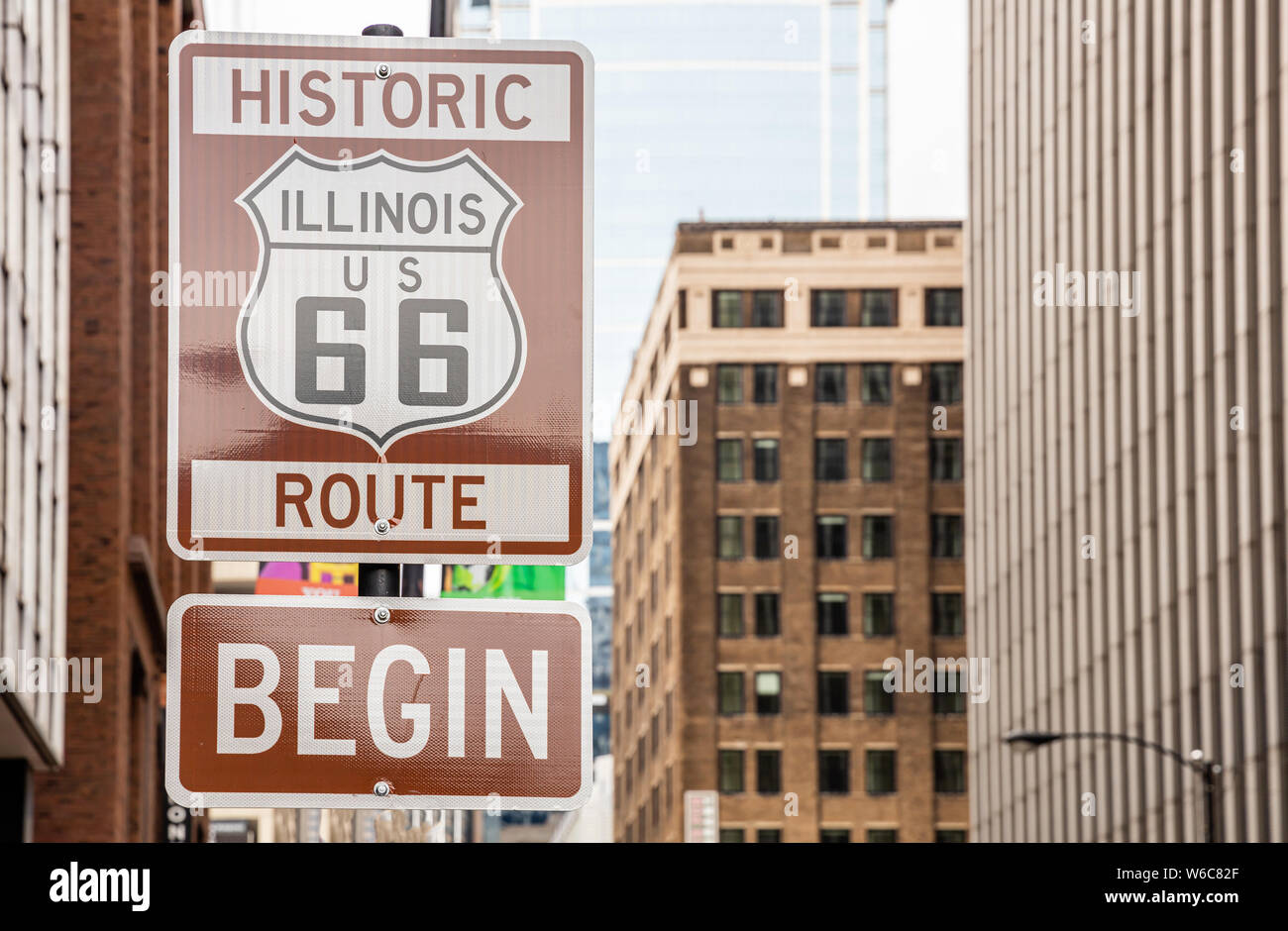 Route 66 Illinois beginnen Schild am Chicago City Downtown. Gebäude Fassade Hintergrund. Route 66, die Mother road, die klassischen historischen Roadtrip in den USA Stockfoto