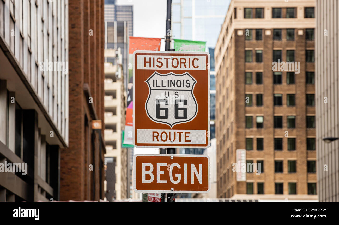 Route 66 Illinois beginnen Schild am Chicago City Downtown. Gebäude Fassade Hintergrund. Route 66, die Mother road, die klassischen historischen Roadtrip in den USA Stockfoto