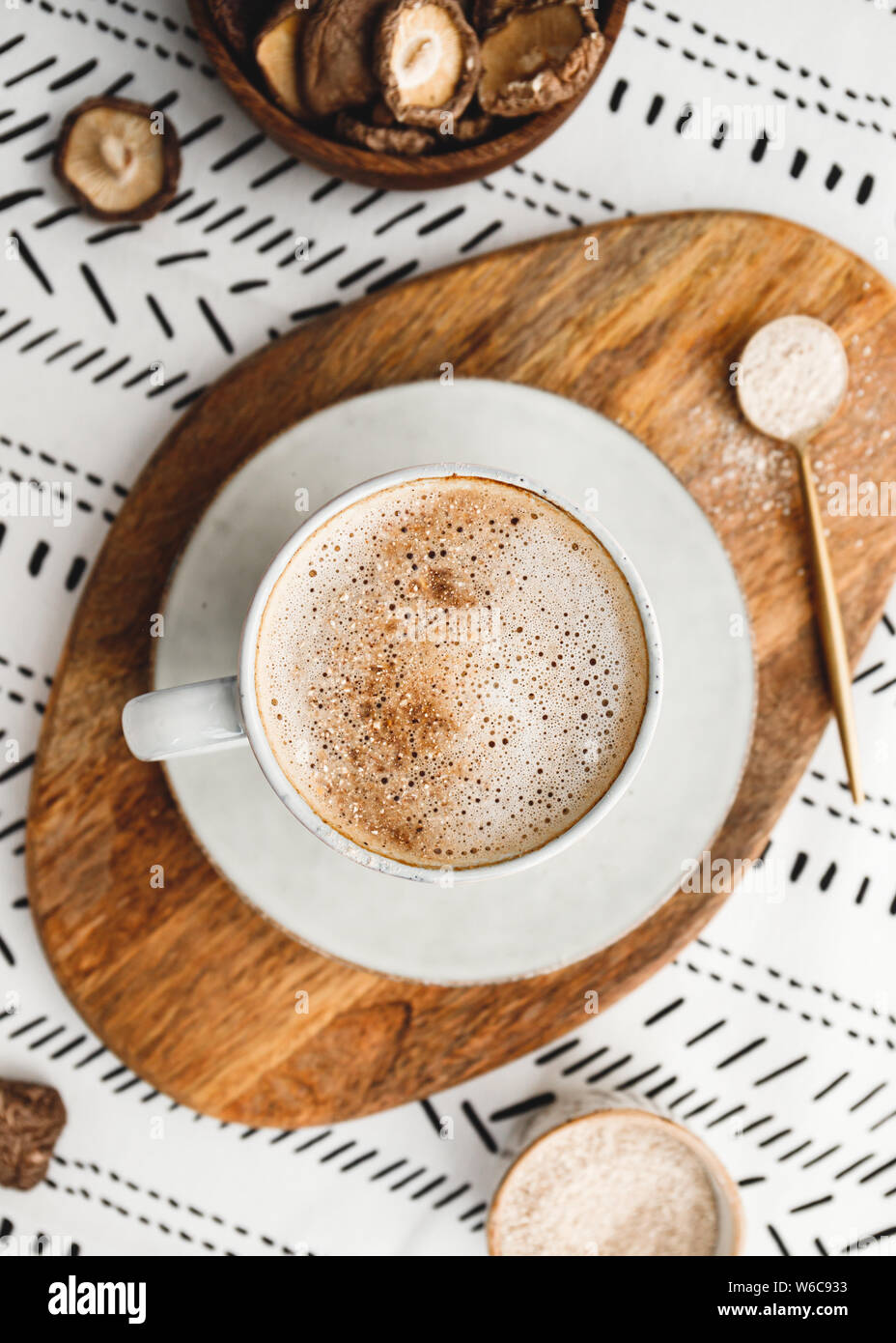 Blick von oben auf die Pilz Latte mit Shiitake Pulver und Ungesüßte Kokosmilch Mandelmilch Mischung. Gesunde nützliche vegan trinken, flach. Stockfoto