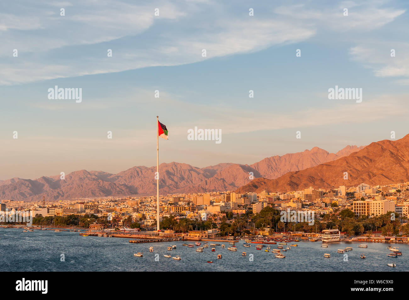 Aqaba, Jordanien - November 6, 2017: Die Fahne von Jordanien winkt über die Stadt auf den Sonnenuntergang. Arabische Flagge von Revolt-Sixth höchsten Fahnenmast der Welt. Stockfoto