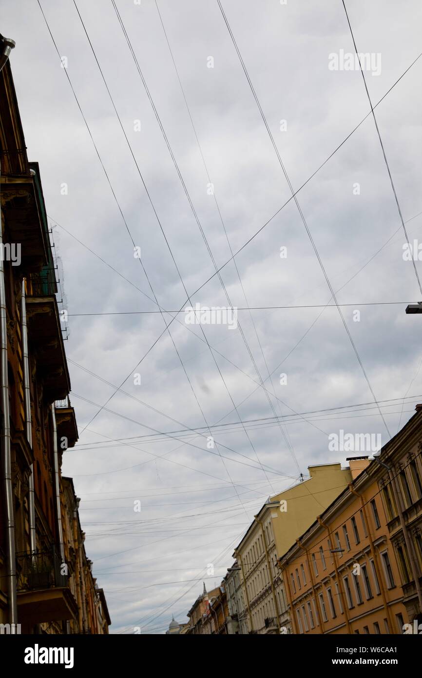 Kabel, die über der Straße, miteinander verbundenen Gebäuden Stockfoto