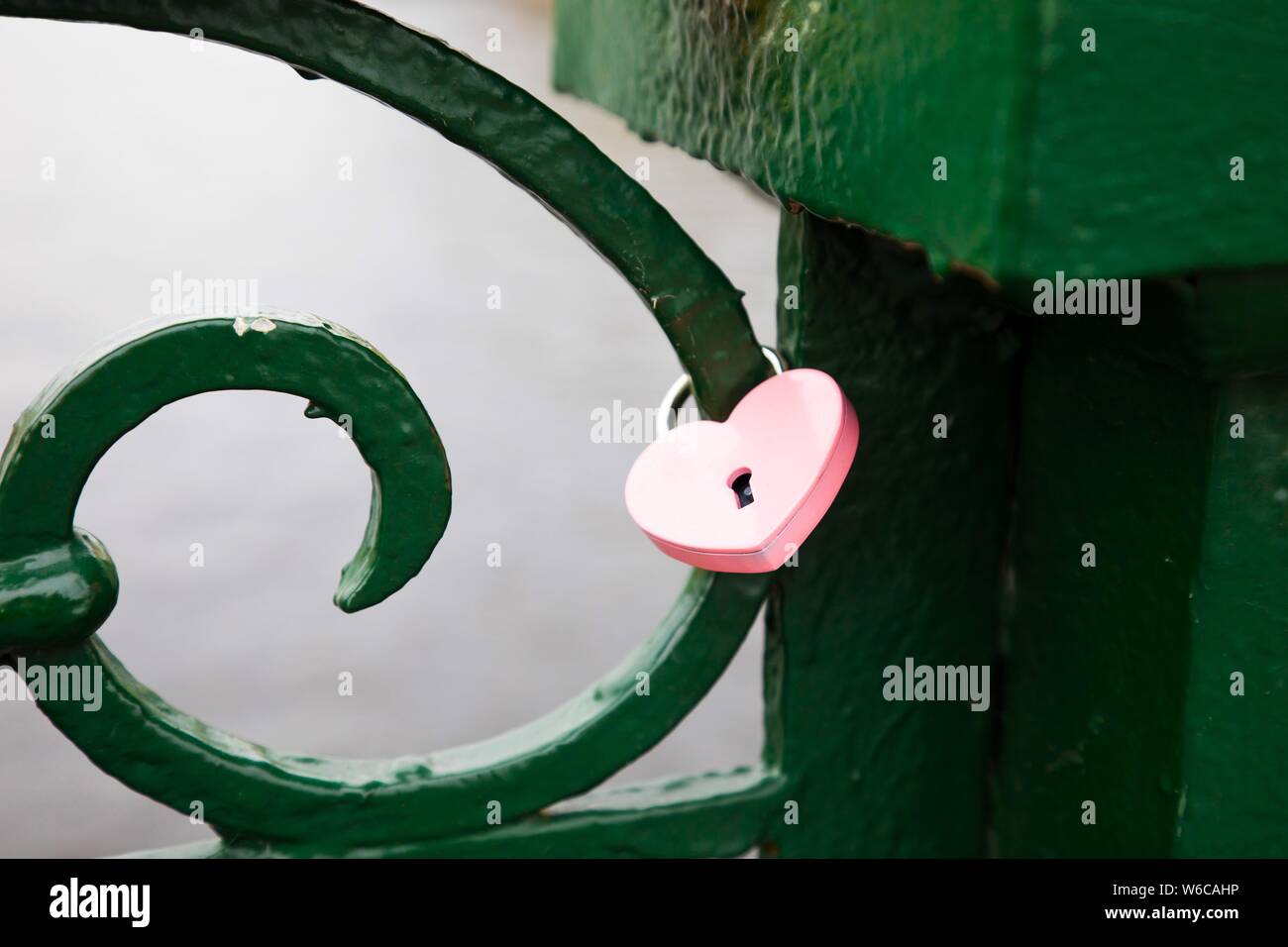Rosa Schloss auf dem Geländer der Brücke gesperrt, einzelne Zeichen der Liebe Stockfoto