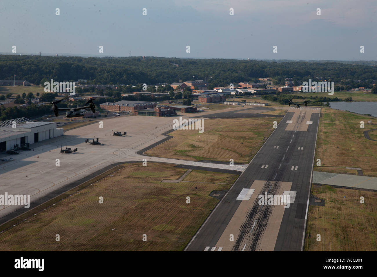 Drei V 22 Flugzeuge fliegen über die Washington Angehörigen gegen Atlanta Braves baseball spiel auf den Nationals Park, Washington D.C., 30. Juni 2019. Die Fliegen über wurde während der Nationalhymne durchgeführt. (U.S. Marine Corps Foto von Cpl. Kaitlynn M. Hendricks) Stockfoto