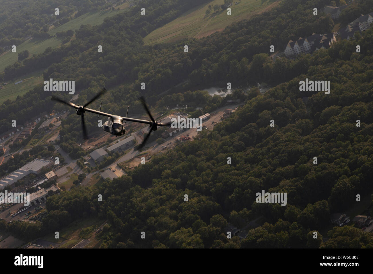 Drei V 22 Flugzeuge fliegen über die Washington Angehörigen gegen Atlanta Braves baseball spiel auf den Nationals Park, Washington D.C., 30. Juni 2019. Die Fliegen über wurde während der Nationalhymne durchgeführt. (U.S. Marine Corps Foto von Cpl. Kaitlynn M. Hendricks) Stockfoto