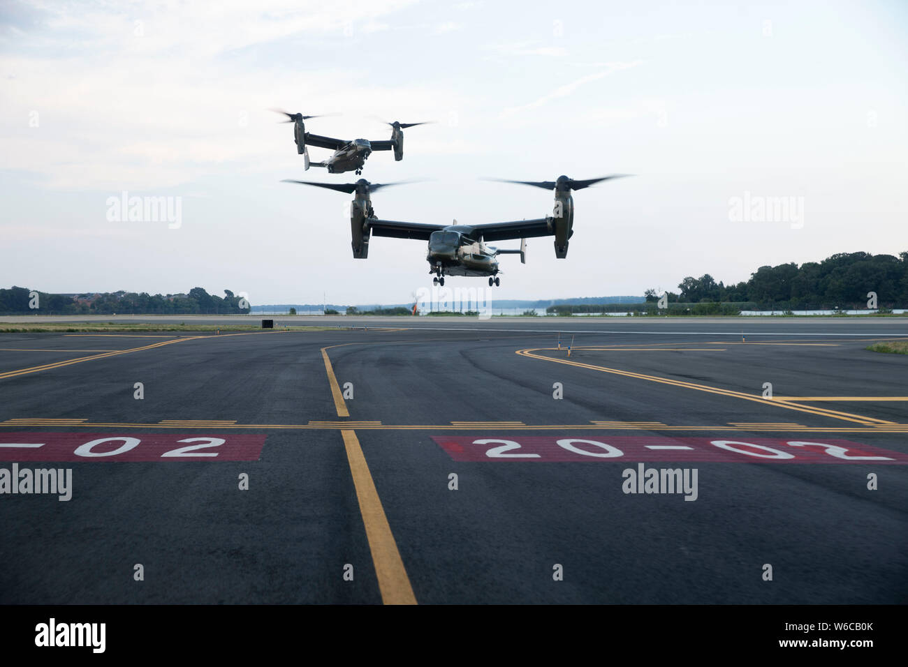 V 22 Flugzeuge zu Lande nach dem Überfliegen der Washington Nationals gegen Atlanta Braves baseball spiel auf den Nationals Park, Washington D.C., 30. Juni 2019. Die Fliegen über wurde während der Nationalhymne durchgeführt. (U.S. Marine Corps Foto von Cpl. Kaitlynn M. Hendricks) Stockfoto