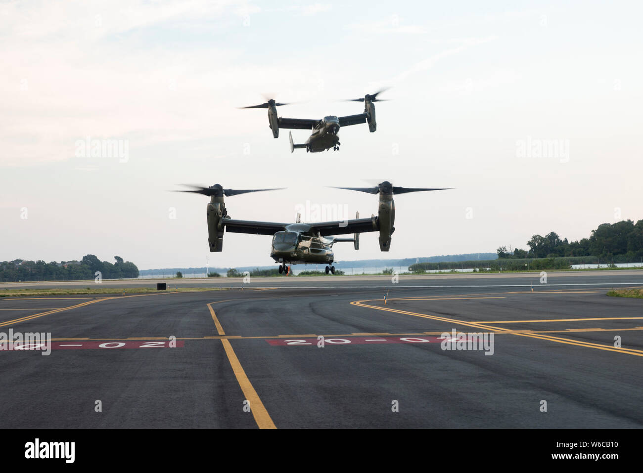 V 22 Flugzeuge zu Lande nach dem Überfliegen der Washington Nationals gegen Atlanta Braves baseball spiel auf den Nationals Park, Washington D.C., 30. Juni 2019. Die Fliegen über wurde während der Nationalhymne durchgeführt. (U.S. Marine Corps Foto von Cpl. Kaitlynn M. Hendricks) Stockfoto