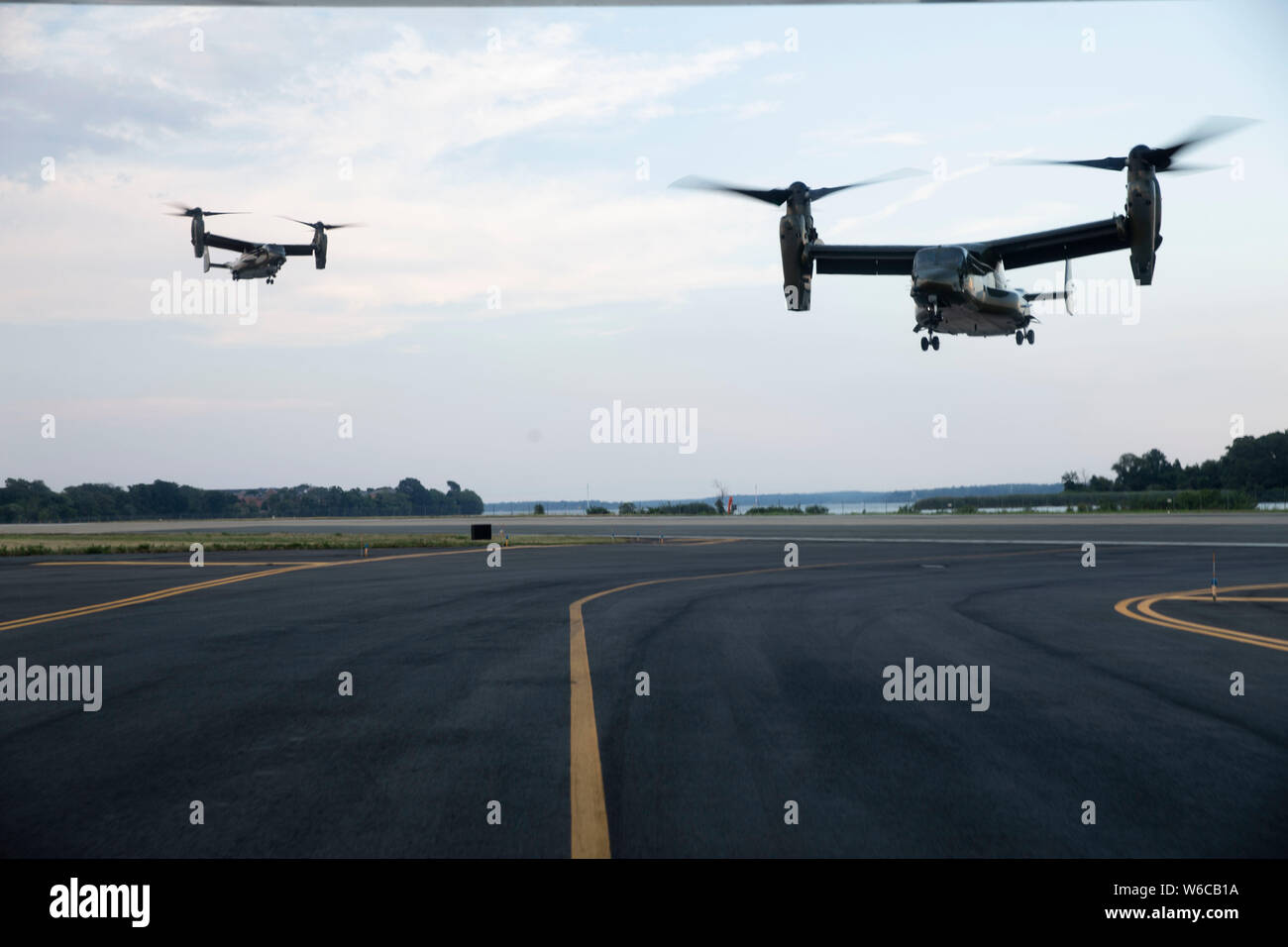 V 22 Flugzeuge zu Lande nach dem Überfliegen der Washington Nationals gegen Atlanta Braves baseball spiel auf den Nationals Park, Washington D.C., 30. Juni 2019. Die Fliegen über wurde während der Nationalhymne durchgeführt. (U.S. Marine Corps Foto von Cpl. Kaitlynn M. Hendricks) Stockfoto