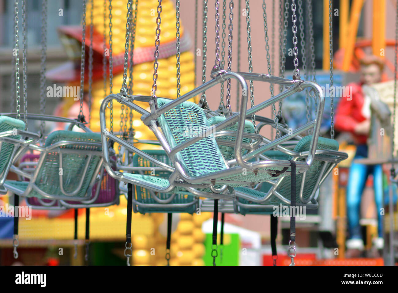 Leere Teal Blue Chairs von Stuhl Swing Fahrt am Vergnügungspark Vergnügungspark Stockfoto