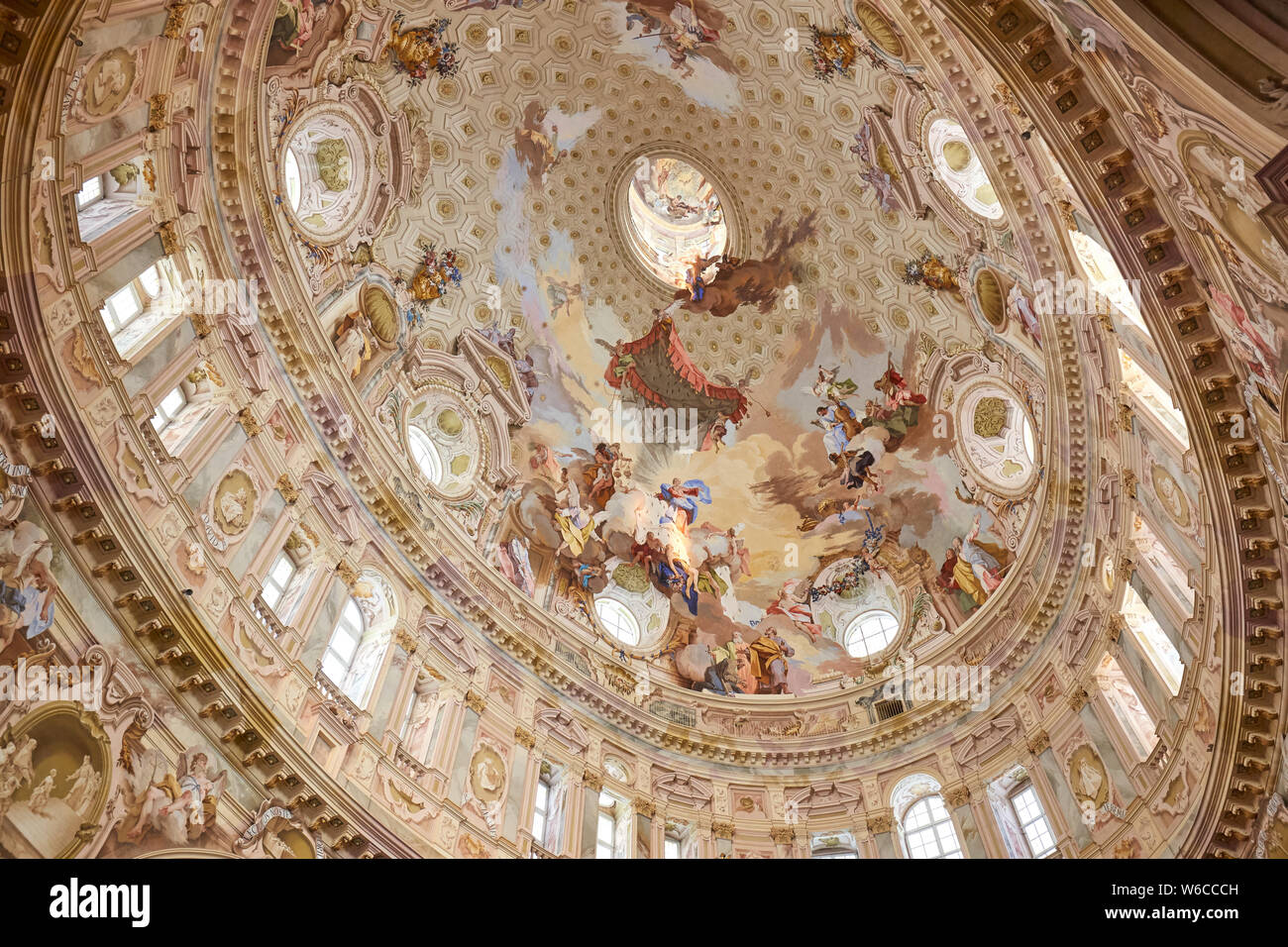Vicoforte, Italien, 17. August 2016: Wallfahrtskirche von Vicoforte elliptische barocken Kuppel mit Fresken in Piemont, Italien Stockfoto