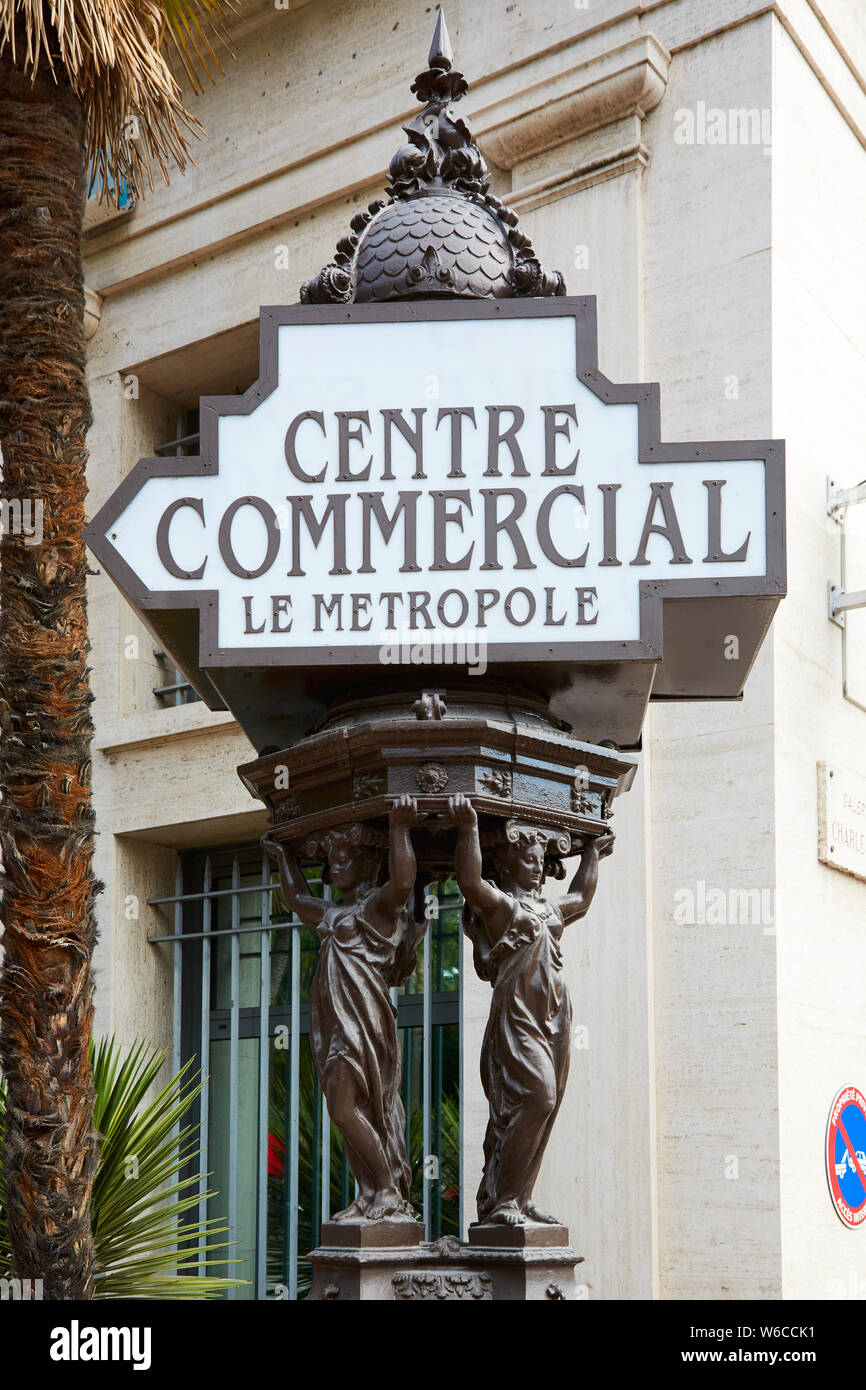 MONTE CARLO, MONACO - 20. AUGUST 2016: Le Metropole, Luxus Shopping Center mit antiken Statuen in Monte Carlo, Monaco. Stockfoto