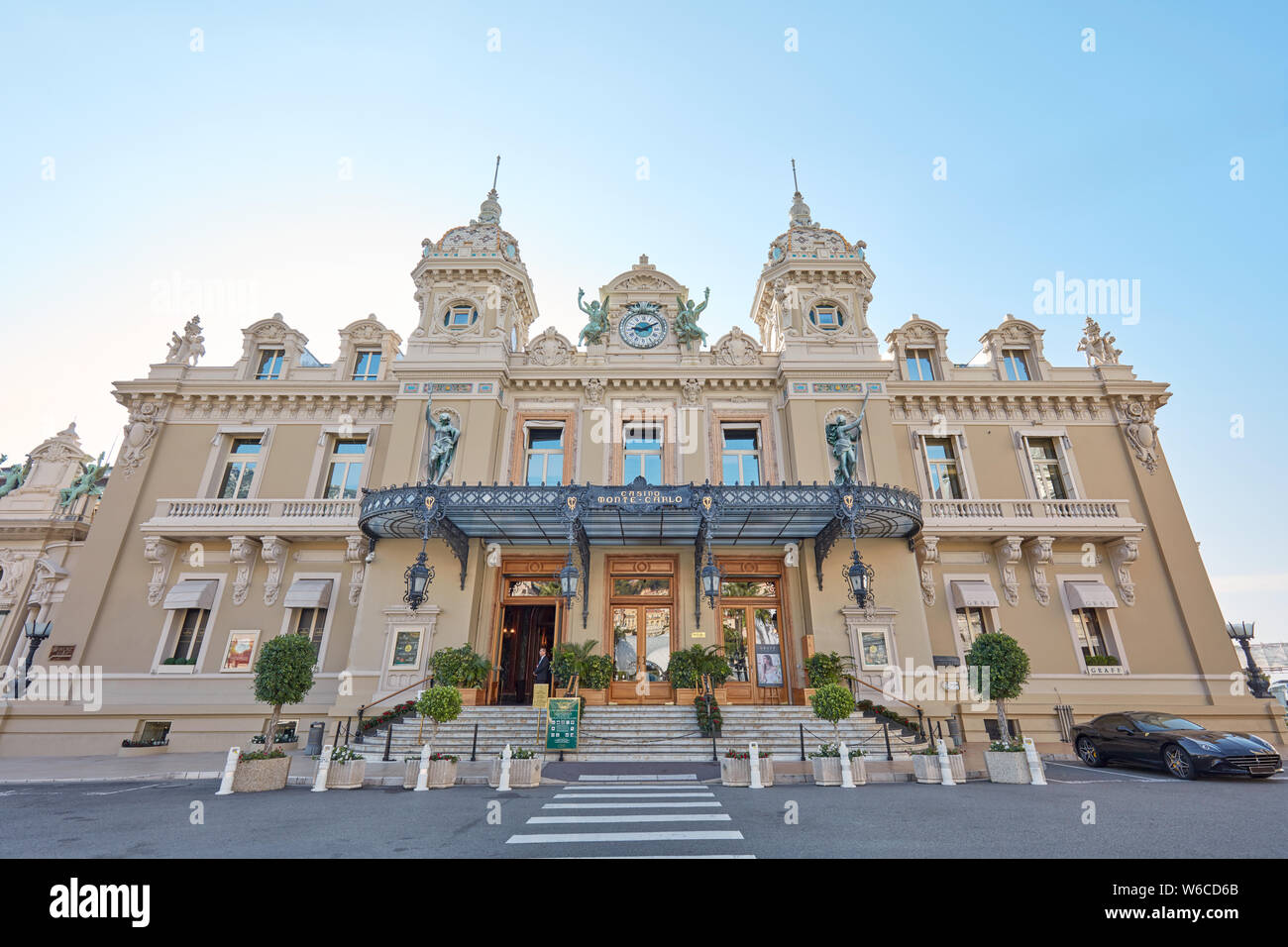 MONTE CARLO, MONACO - 21. AUGUST 2016: Casino Gebäude Fassade mit Ferrari an einem sonnigen Sommertag in Monte Carlo, Monaco. Stockfoto