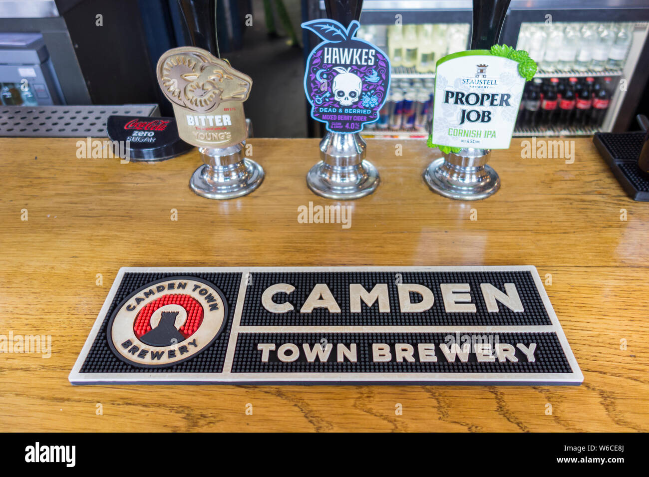 Camden Town Brauerei Bier Matte auf einem pub Zähler, London, UK Stockfoto