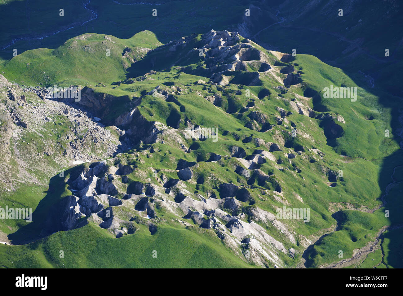 LUFTAUFNAHME. Großes Feld (Länge: 750m) von Sinklöchern (Durchmesser: Bis zu 30m) in einem Gipsgestein. Les Gypsières, Valloire, Savoie, Frankreich. Stockfoto