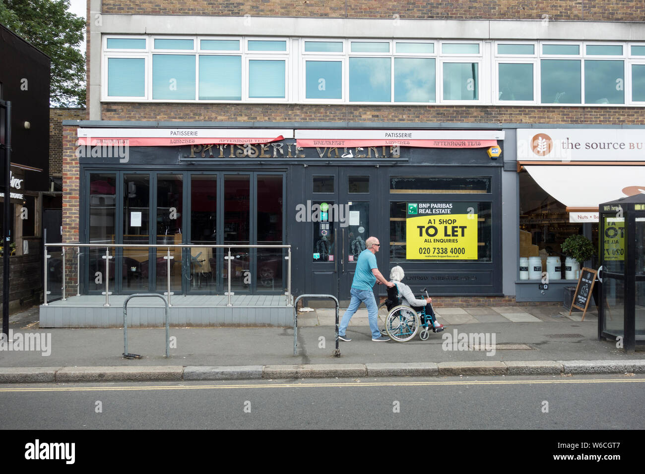 Das Äußere der inzwischen geschlossenen Cafékette Patisserie Valerie in Turnham Green, London, England, Großbritannien Stockfoto