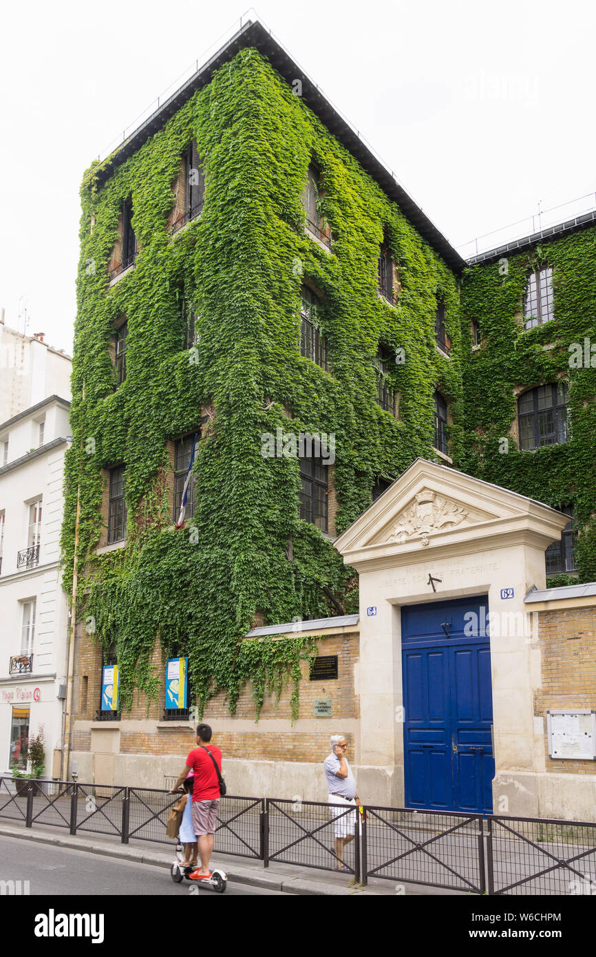 Living Wall Paris - Gebäude mit Vegetation im 10. Arrondissement in Paris, Frankreich, Europa abgedeckt. Stockfoto