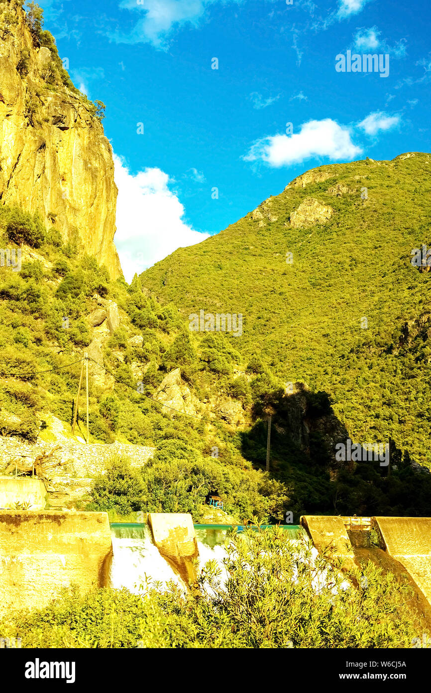 Wasserfall in tropischen grünen Baum Wald. Wasserfall fließt in den Dschungel. Natur abstrakt Hintergrund. Granit Rock Mountain. Stockfoto