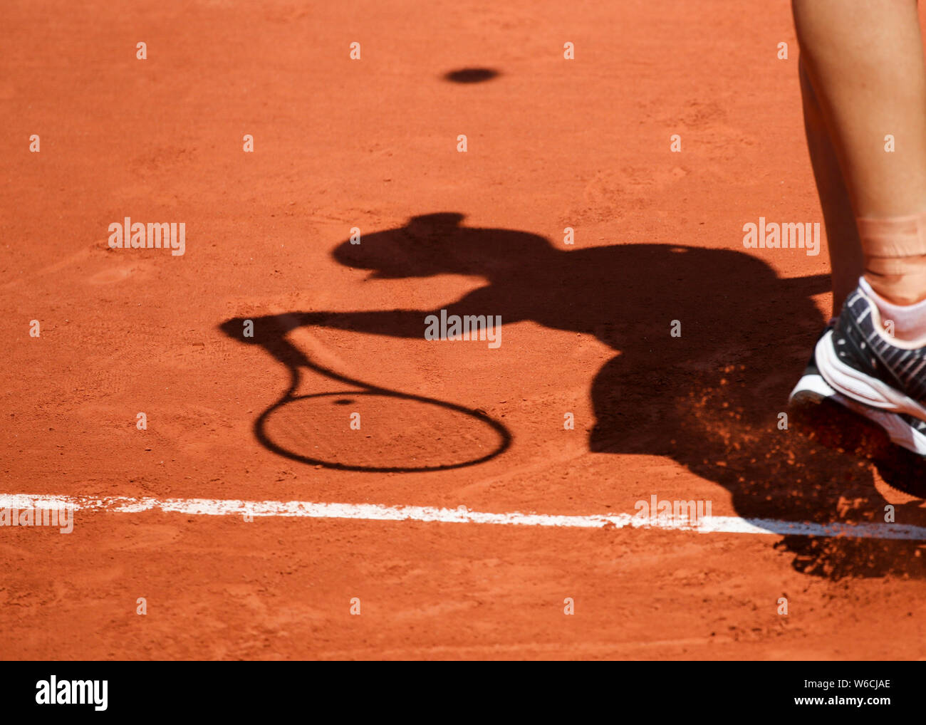 Schatten des Australischen tennis player Ashleigh Barty dienen während der French Open 2019, Paris, Frankreich Stockfoto