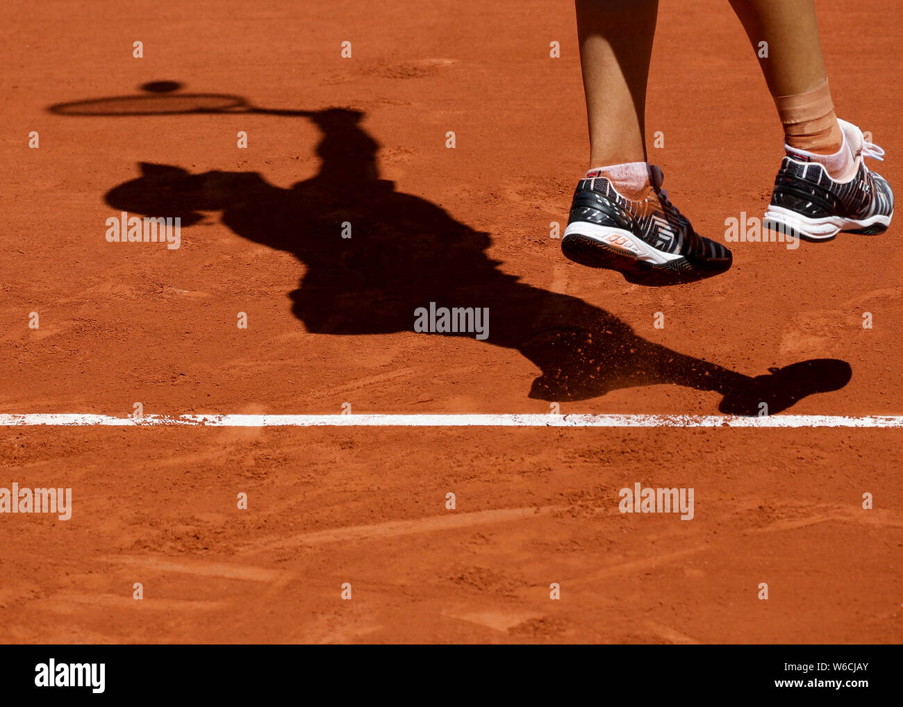 Schatten des Australischen tennis player Ashleigh Barty dienen während der French Open 2019, Paris, Frankreich Stockfoto